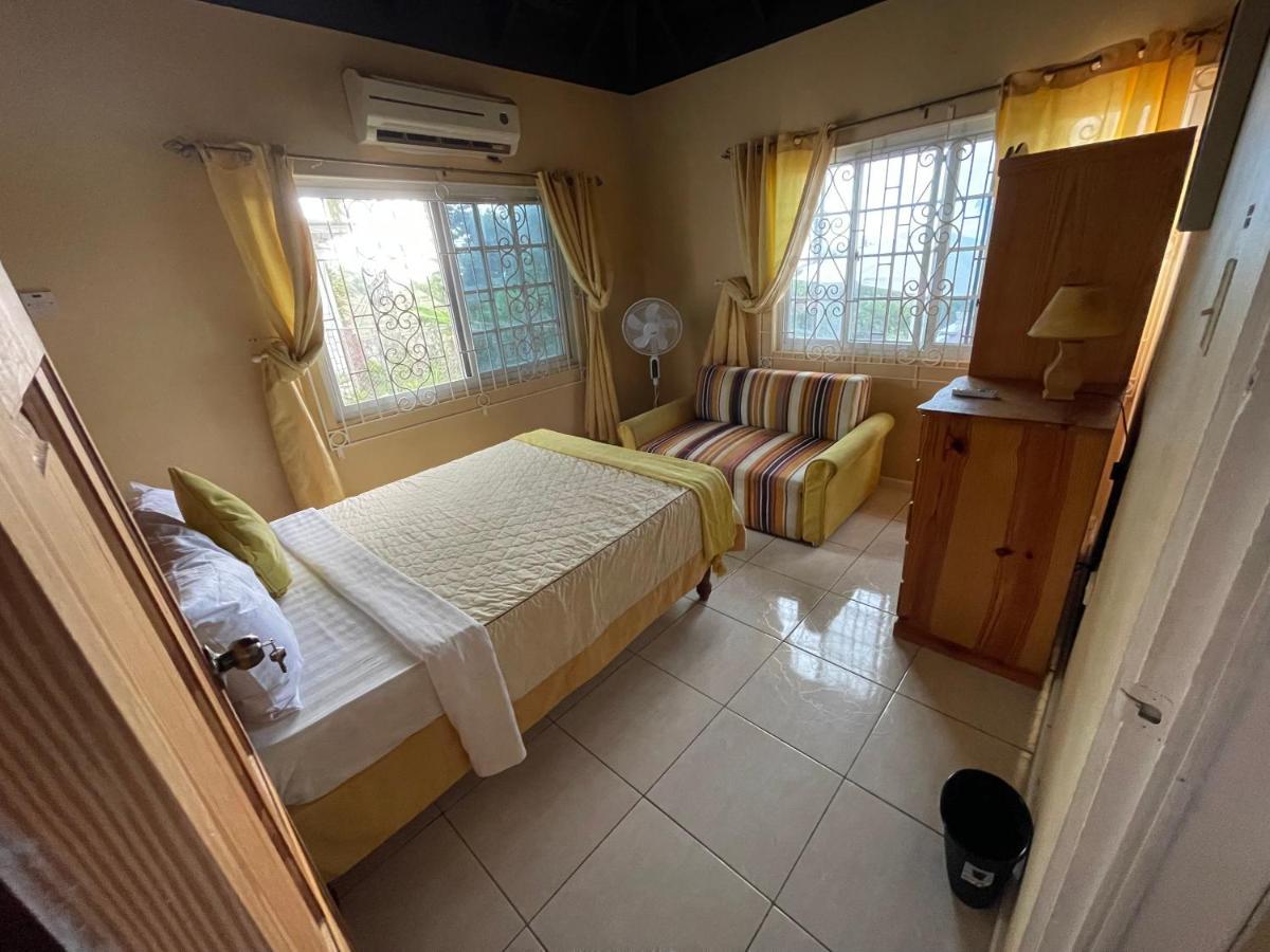 Hotel Peaceful Palms Montego Bay Esterno foto