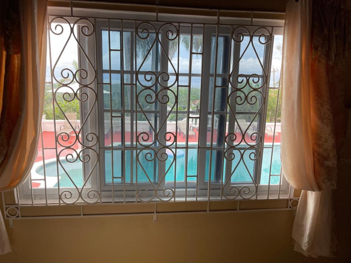 Hotel Peaceful Palms Montego Bay Esterno foto