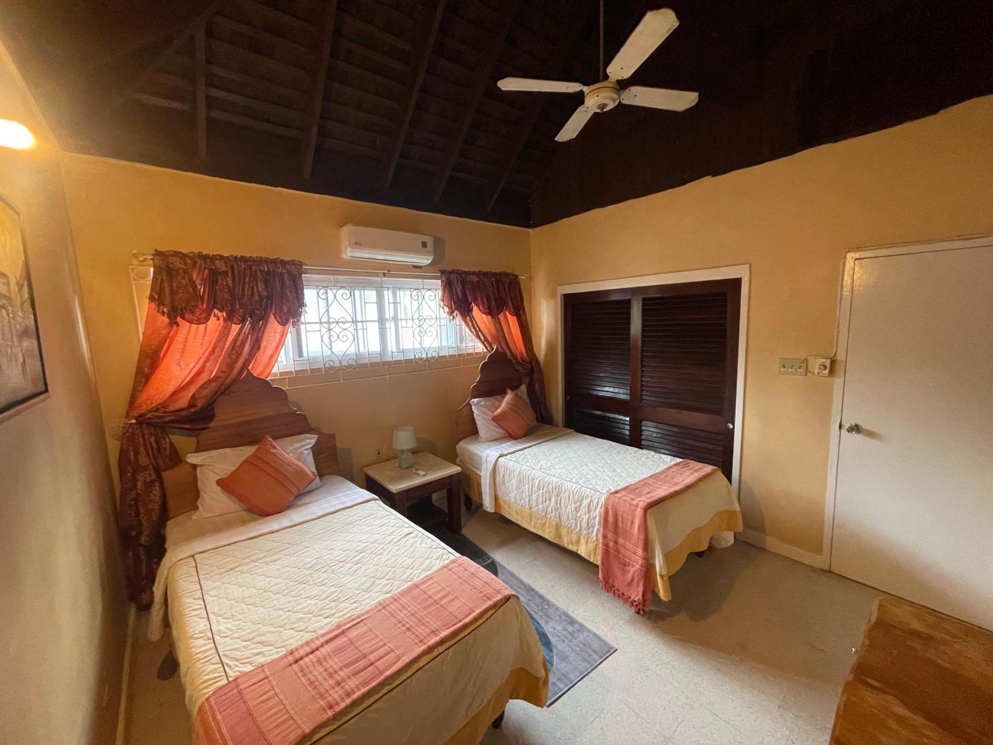 Hotel Peaceful Palms Montego Bay Esterno foto