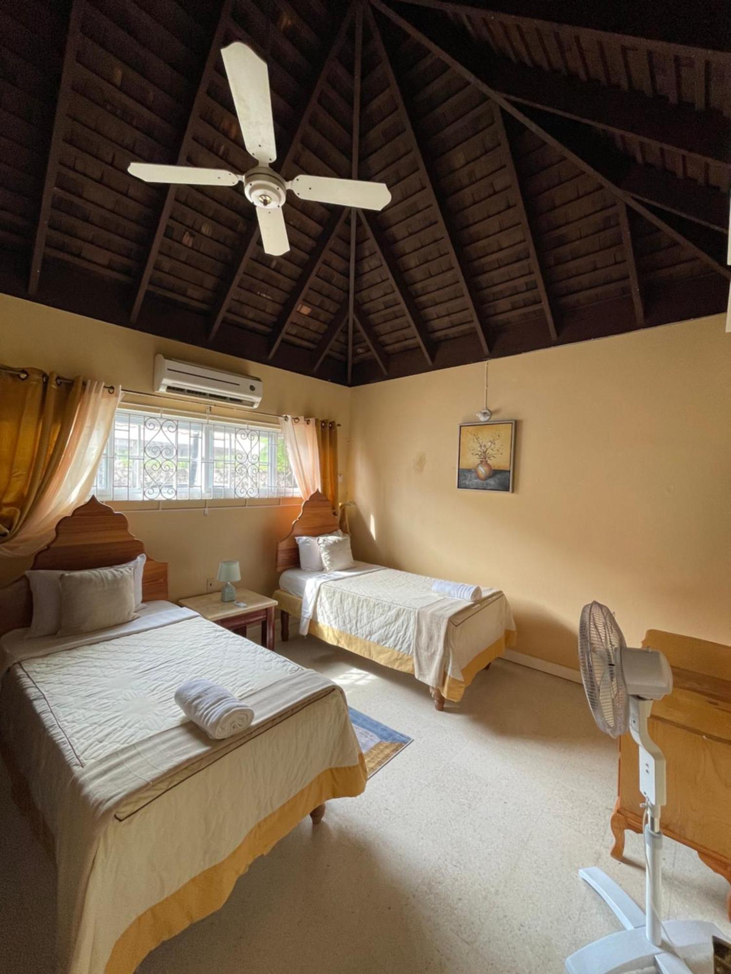 Hotel Peaceful Palms Montego Bay Esterno foto